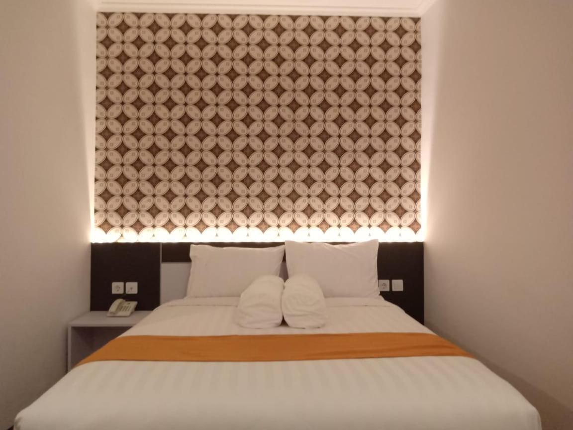 Front One Boutique Tugu Muda Semarang Hotell Exteriör bild