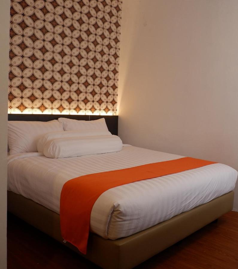 Front One Boutique Tugu Muda Semarang Hotell Exteriör bild