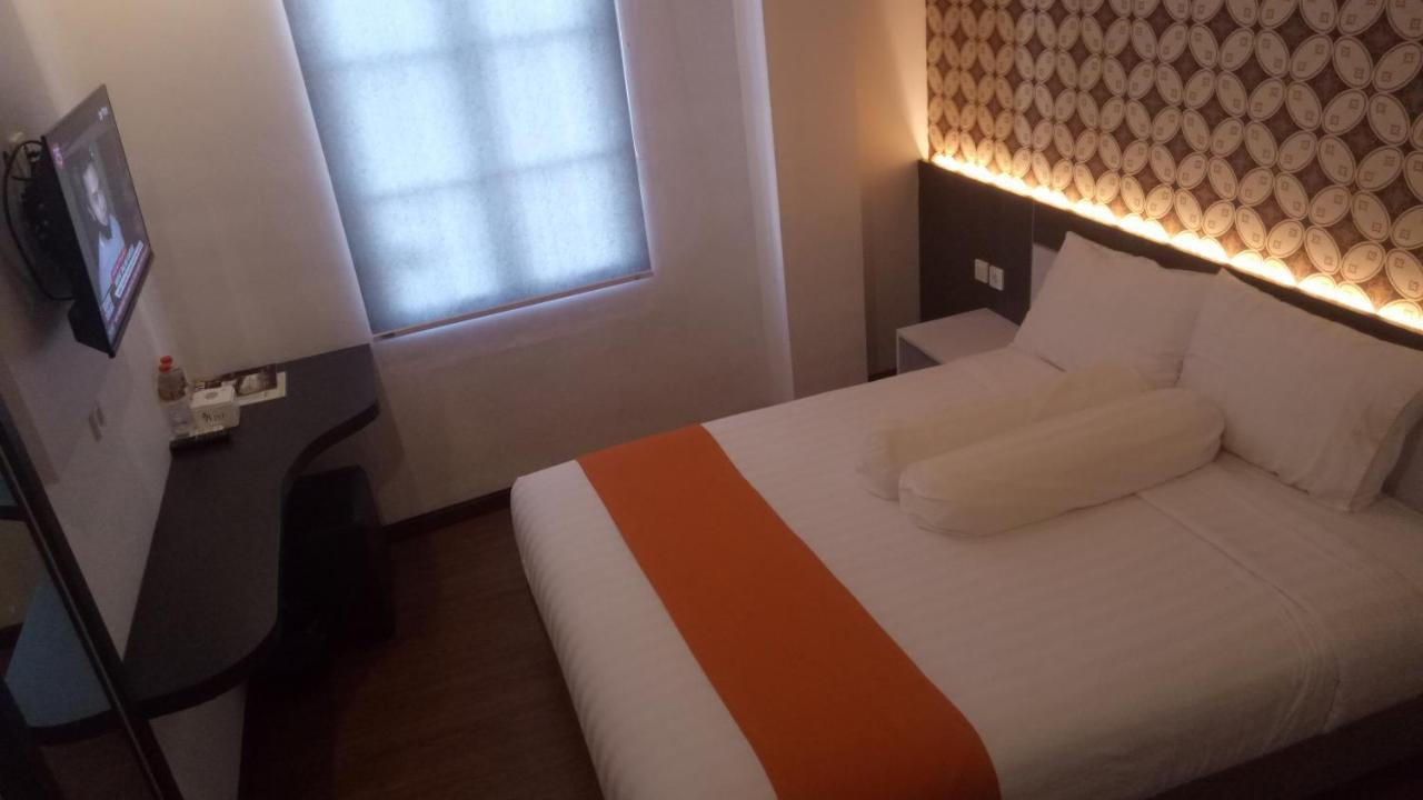 Front One Boutique Tugu Muda Semarang Hotell Exteriör bild