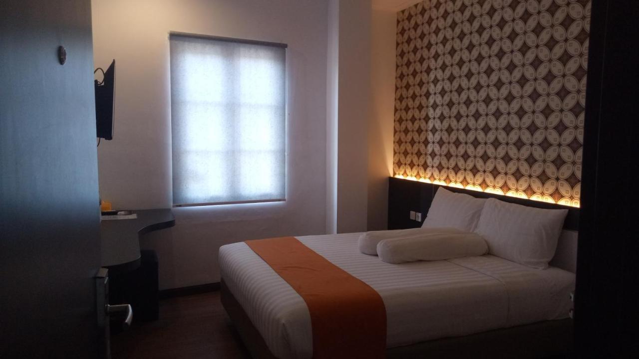 Front One Boutique Tugu Muda Semarang Hotell Exteriör bild