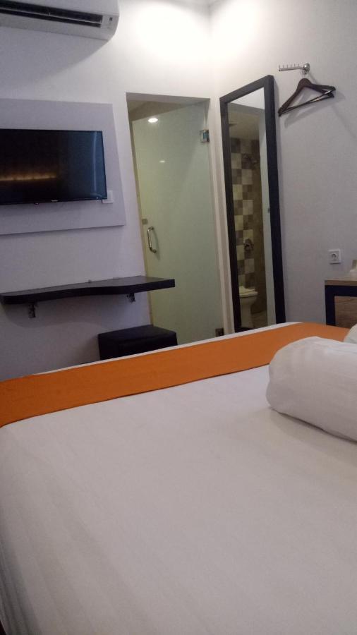 Front One Boutique Tugu Muda Semarang Hotell Exteriör bild