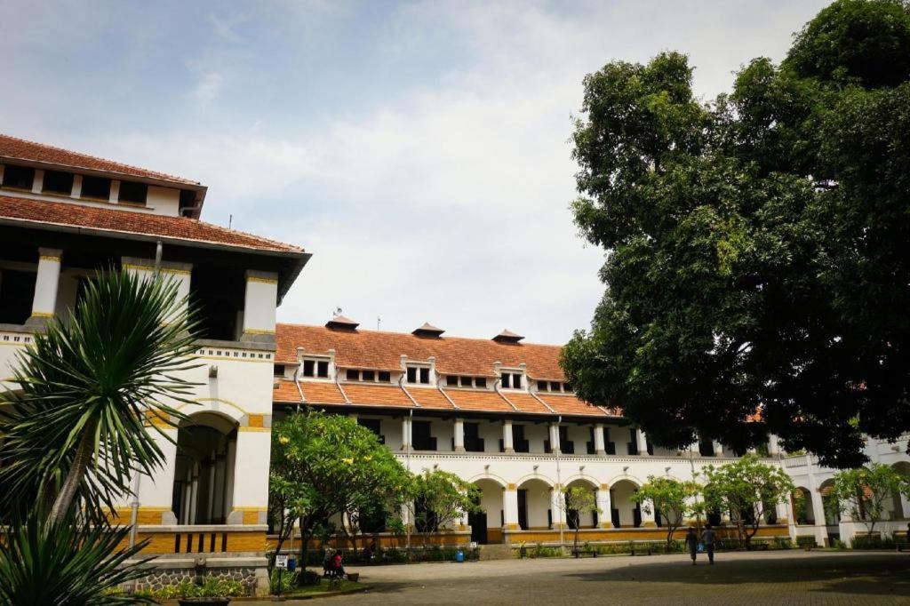 Front One Boutique Tugu Muda Semarang Hotell Exteriör bild